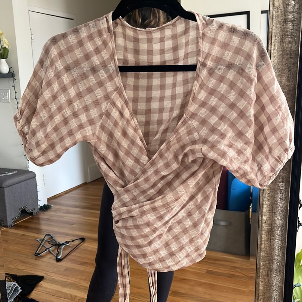 Super cute dress up or dress down top